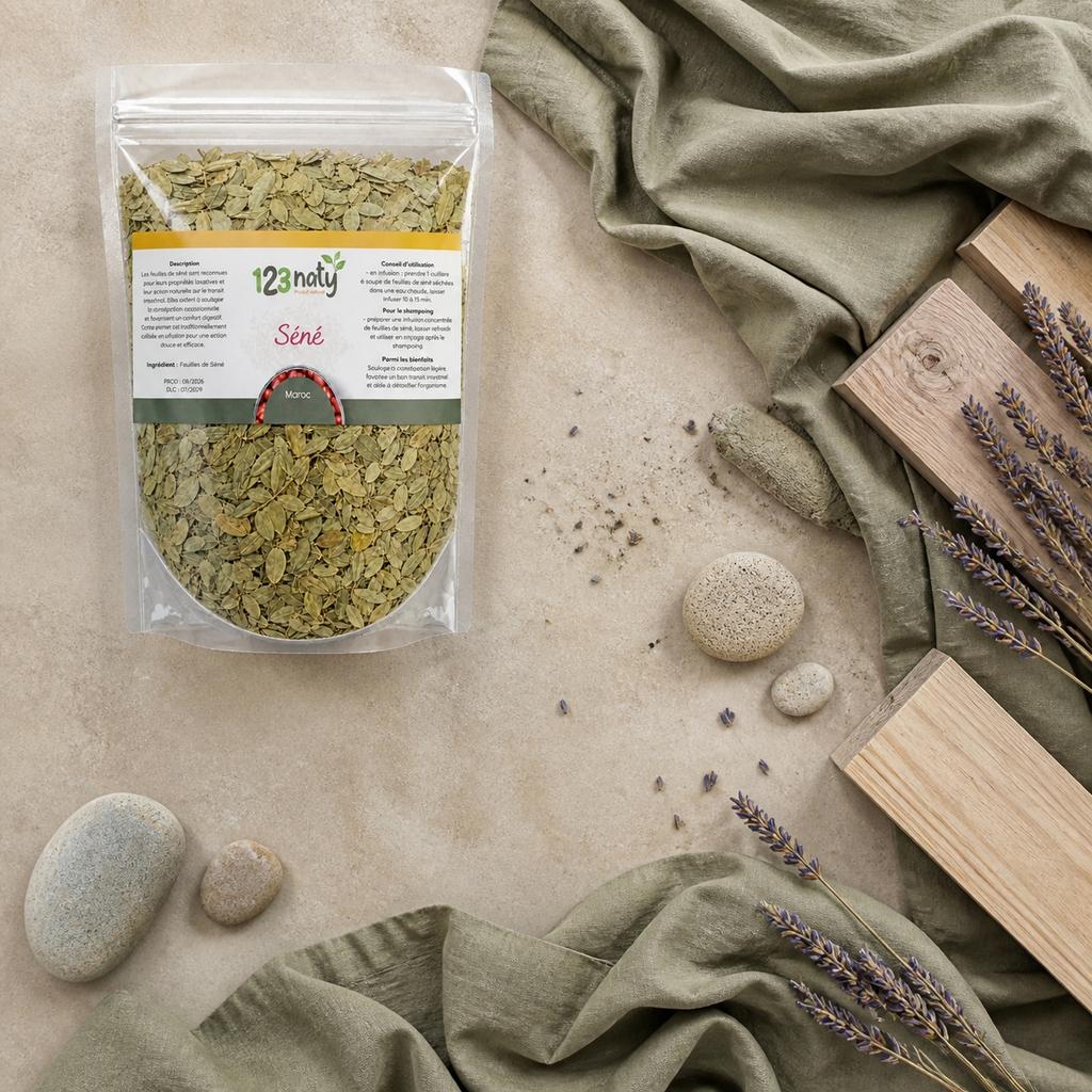 Feuille de séné – 100 g – Feuilles sèches | 123NATY — Ambiance flat lay
