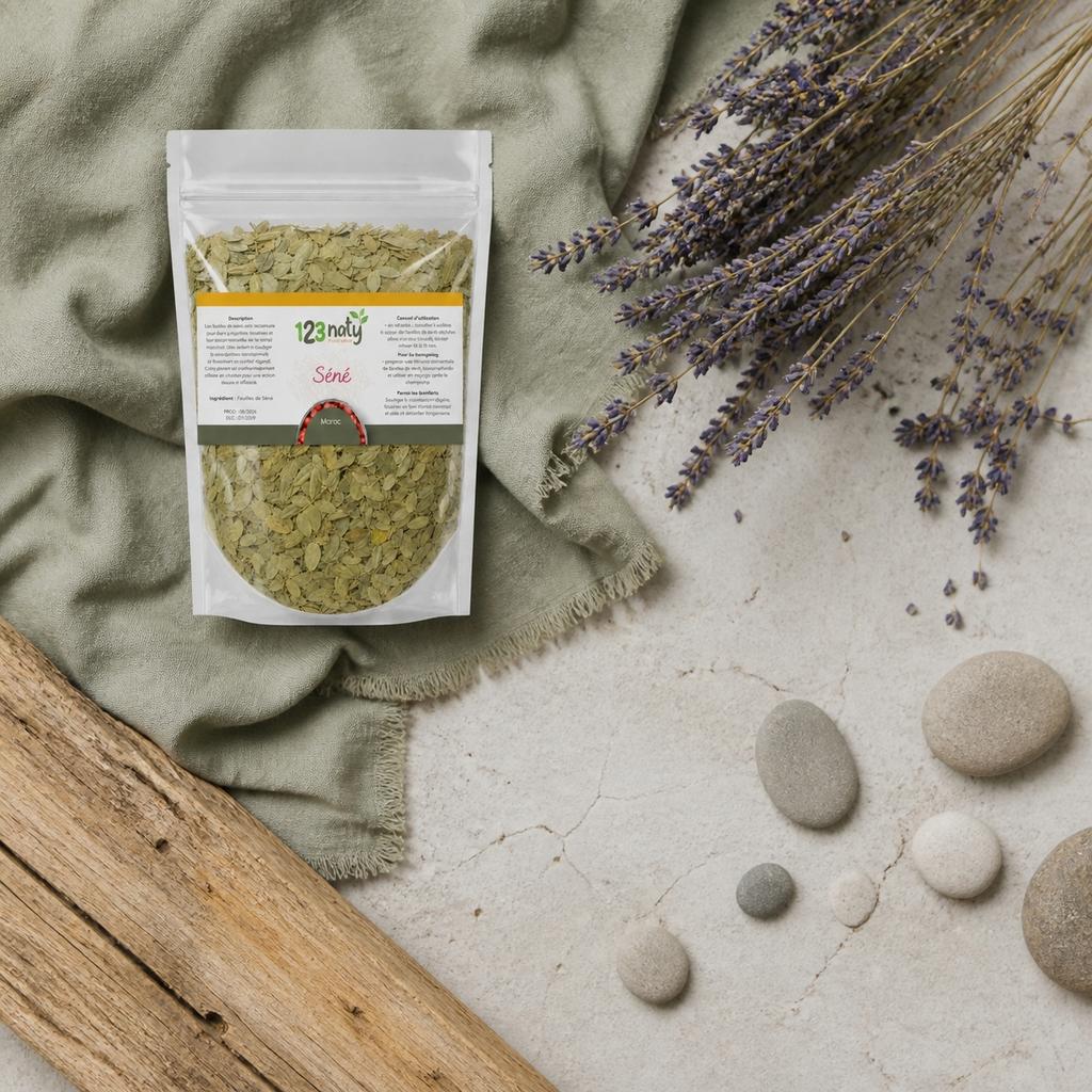 1kg Feuilles de Séné – Plante Médicinale Naturelle – Infusion Transit & Confort Digestif | 123NATY — Ambiance flat lay