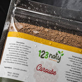 100g Caroube en Poudre | 123NATY — Détail macro du flacon